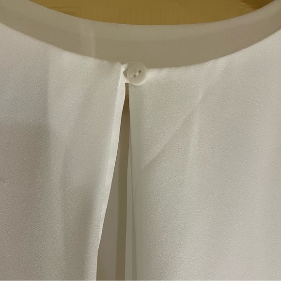White blouse detailed cuffs - Picture 4 of 6